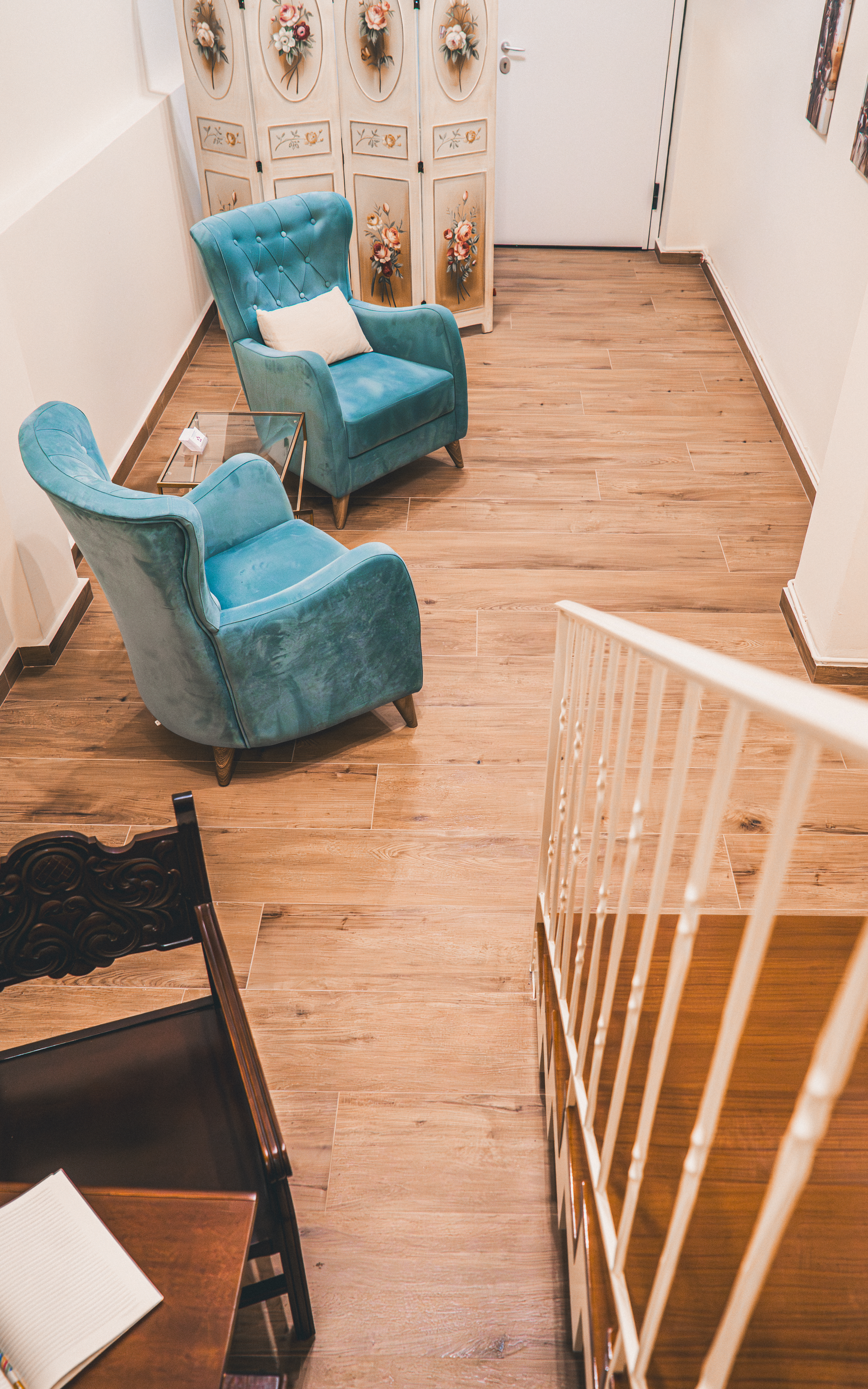 Γραφείο με έργα τέχνης